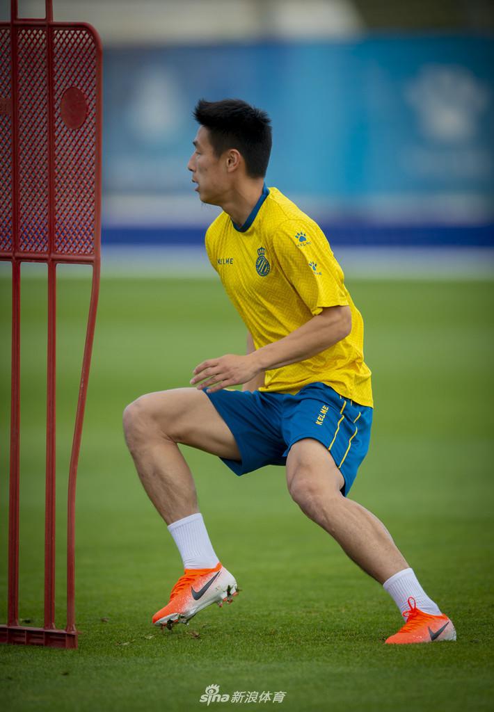 西班牙人训练备战联赛 武磊狂练射门