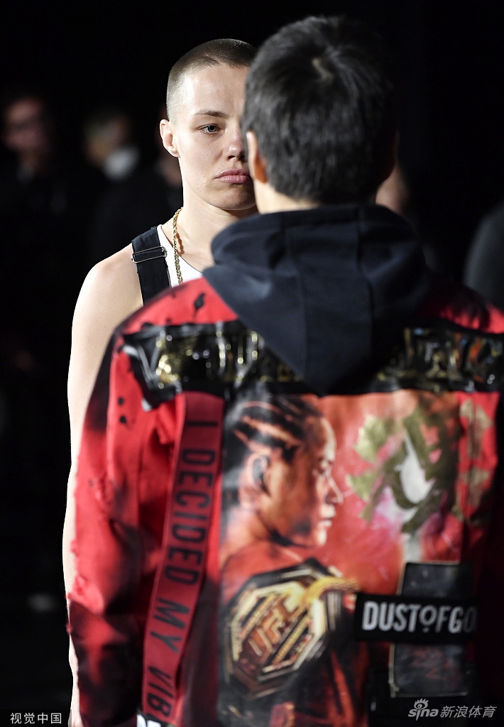 削发明志！张伟丽与老对手罗斯对视