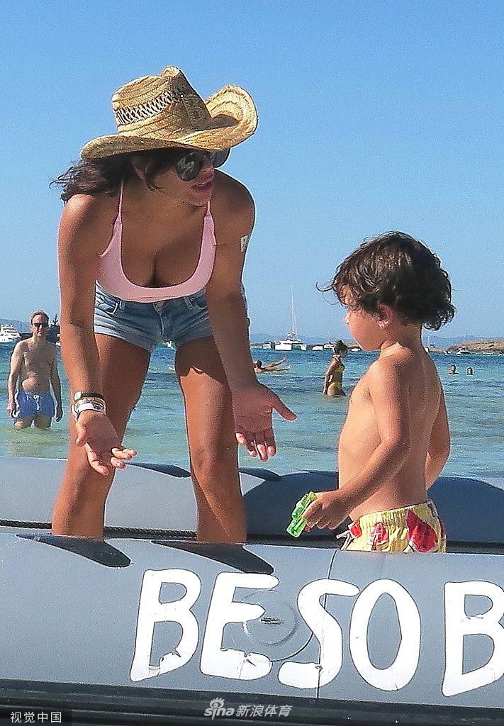 梅西苏神合体度假 携美艳太太团游艇出行