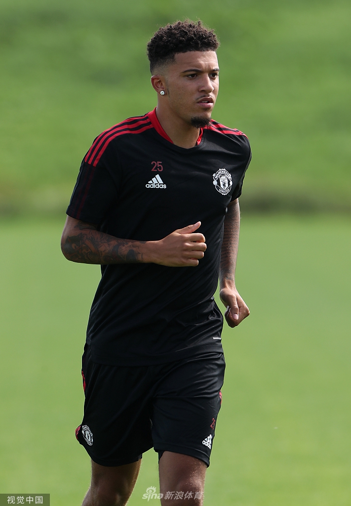 7300万新援亮相！桑乔首次亮相曼联训练基地
