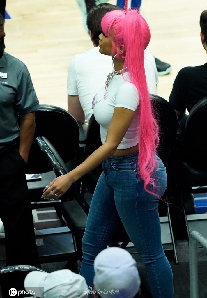 “冰山姐”Saweetie热辣亮相观战NBA