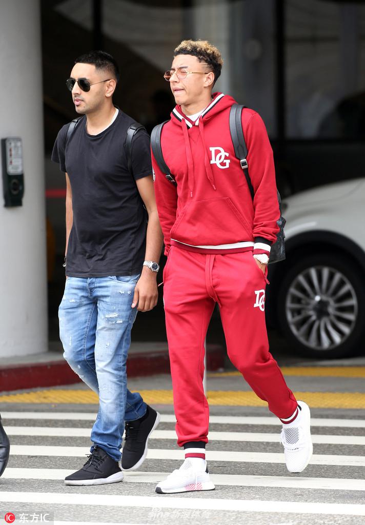 林加德前往美国度假 金边眼镜金表闪闪发光