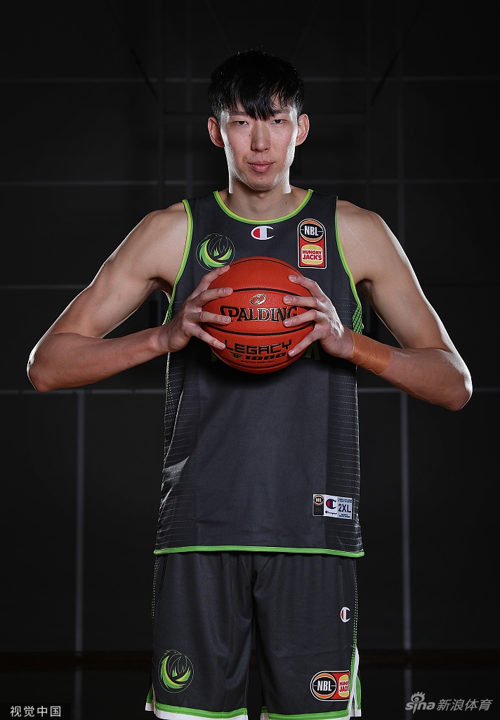 周琦为新东家拍摄新赛季写真