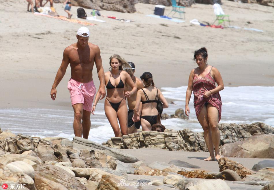 格里芬携女友海边度假