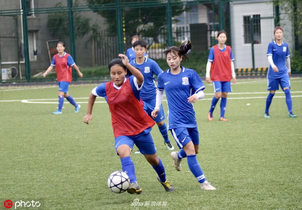 足球美少女熊熙引领申花女足训练 这颜值什么水平