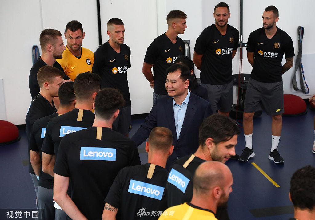 张近东与国米球员握手