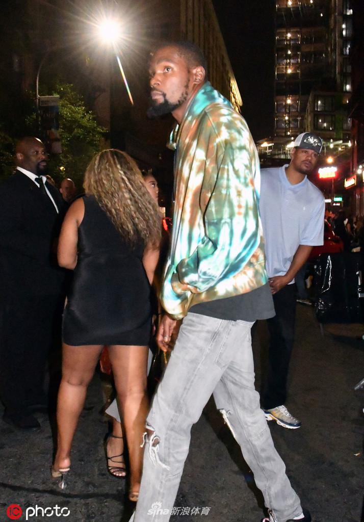 杜兰特现身纽约一家夜店