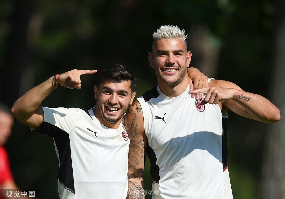 AC米兰训练备战新赛季 特奥、迪亚兹哥俩好