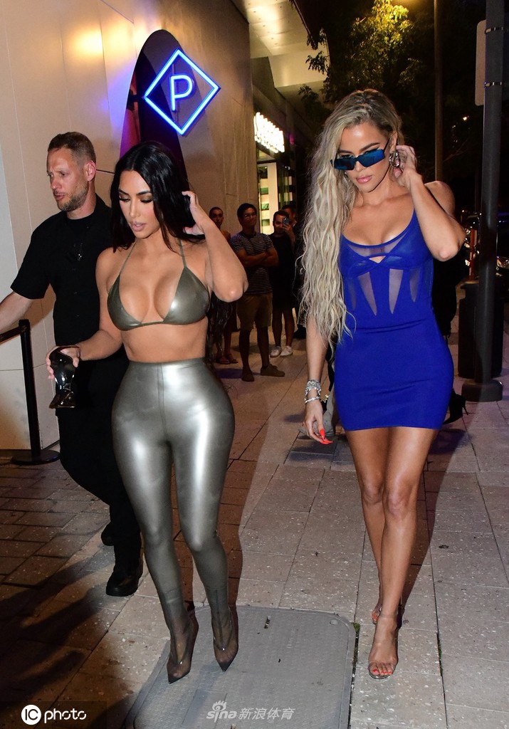 卡戴珊姐妹出席商业活动  姐妹二人穿着妩媚争相斗艳