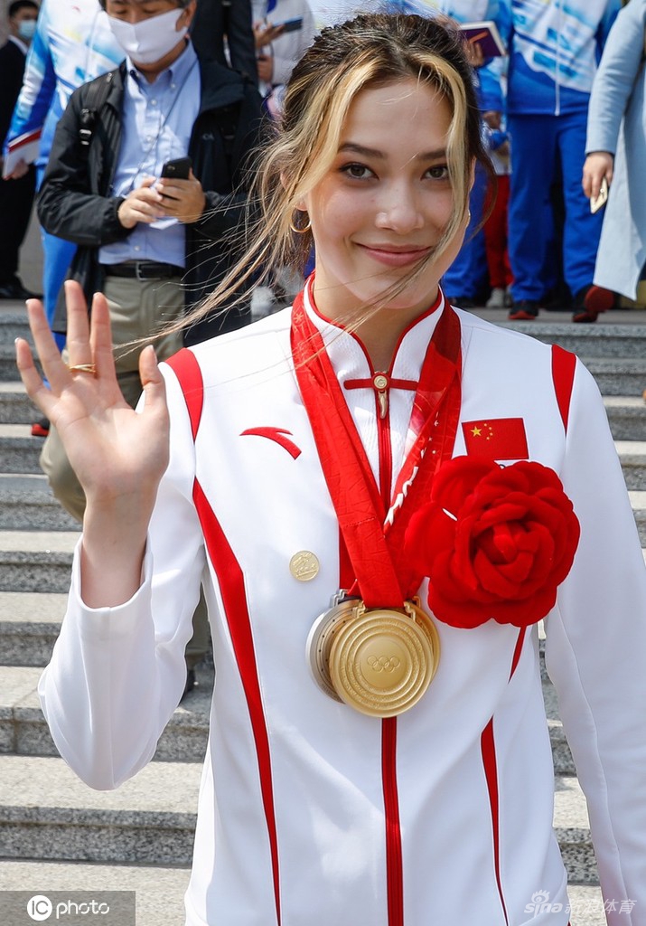 北京冬奥冬残奥表彰大会 谷爱凌戴大红花现身