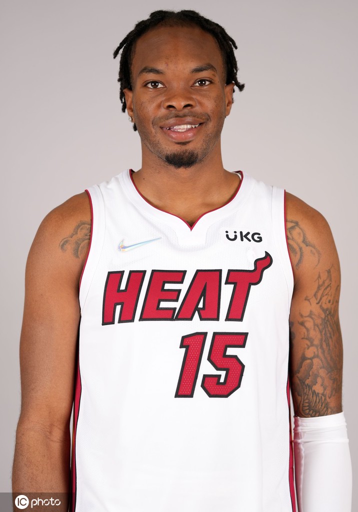 巴特勒引领热火众将拍摄写真