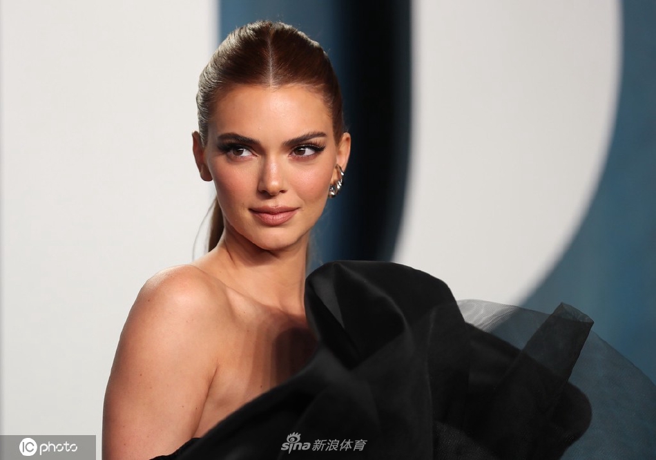 布克女友肯豆惊艳亮相奥斯卡派对