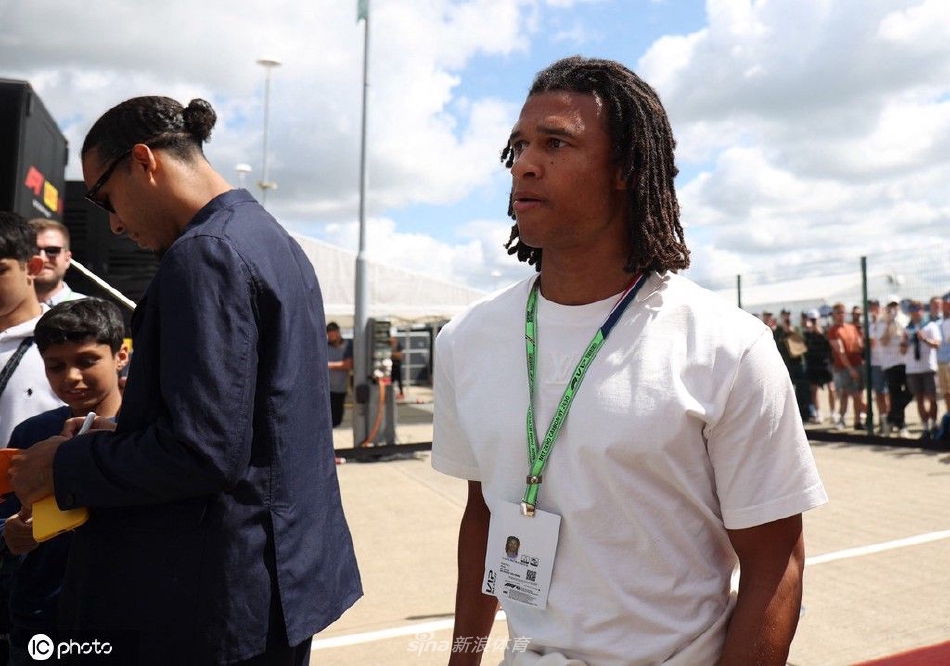 众多英超球员现身观战F1英国大奖赛