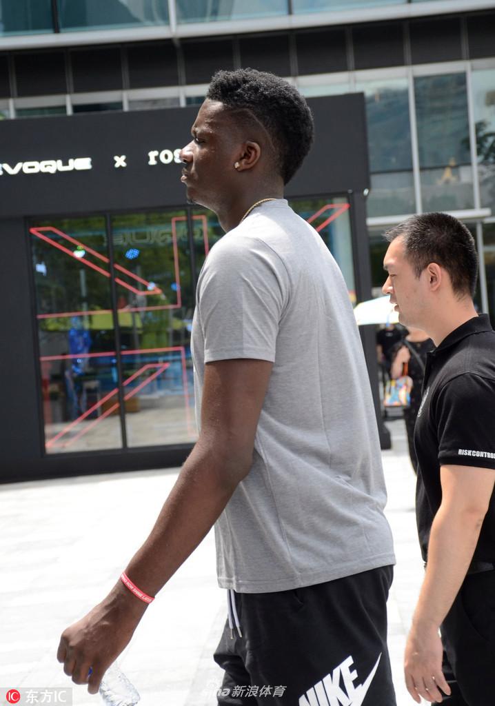 “饼皇”卡佩拉现身沪上街头