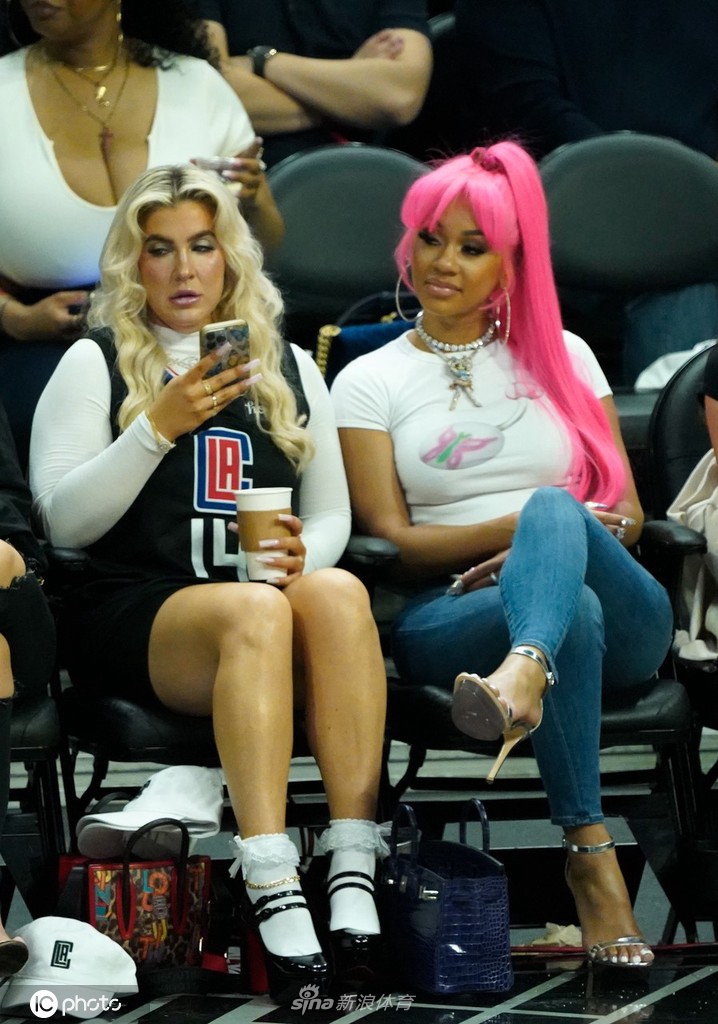 “冰山姐”Saweetie热辣亮相观战NBA