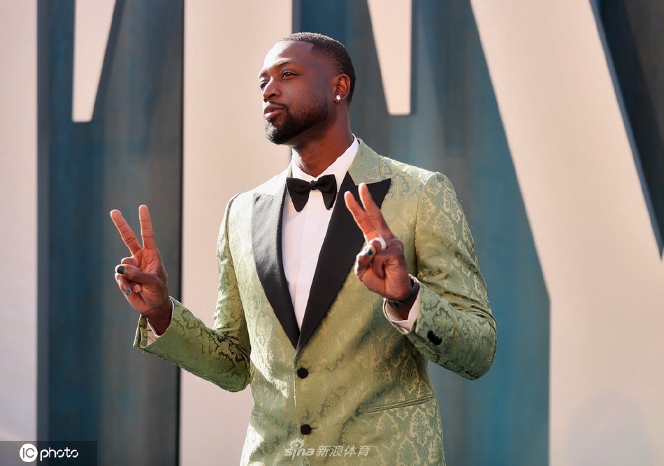 NBA巨星德怀恩-韦德携爱妻甜蜜亮相名利场奥斯卡派对