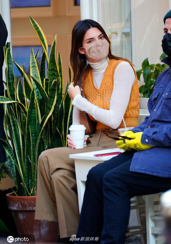 德文-布克女友詹娜现身纽约街头买咖啡 左手金戒指亮闪闪