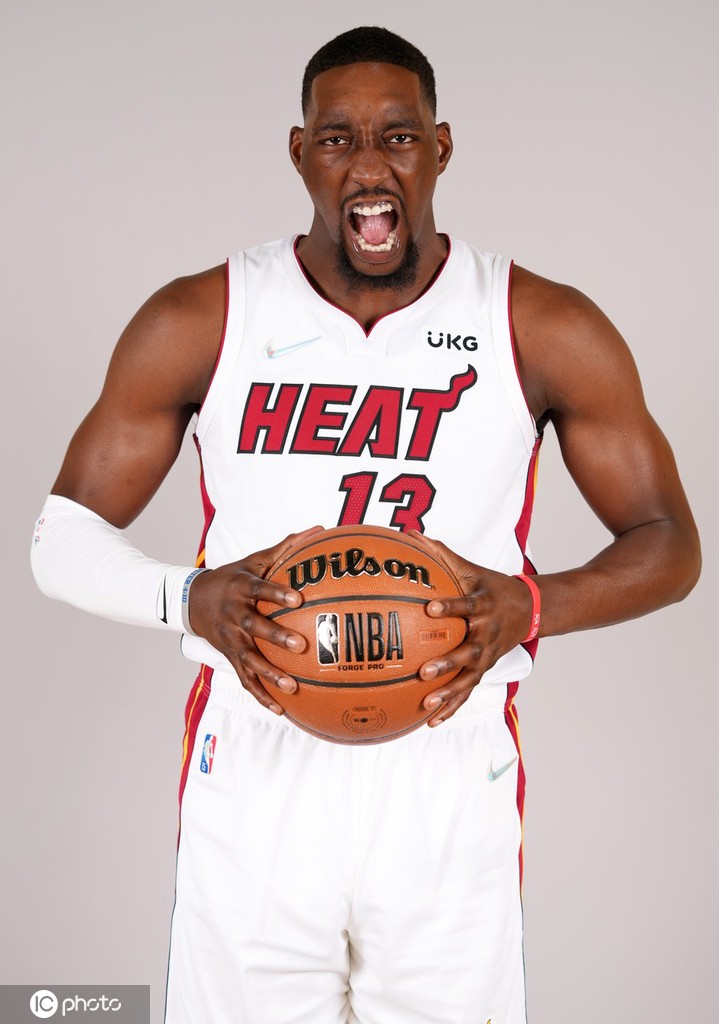 巴特勒引领热火众将拍摄写真