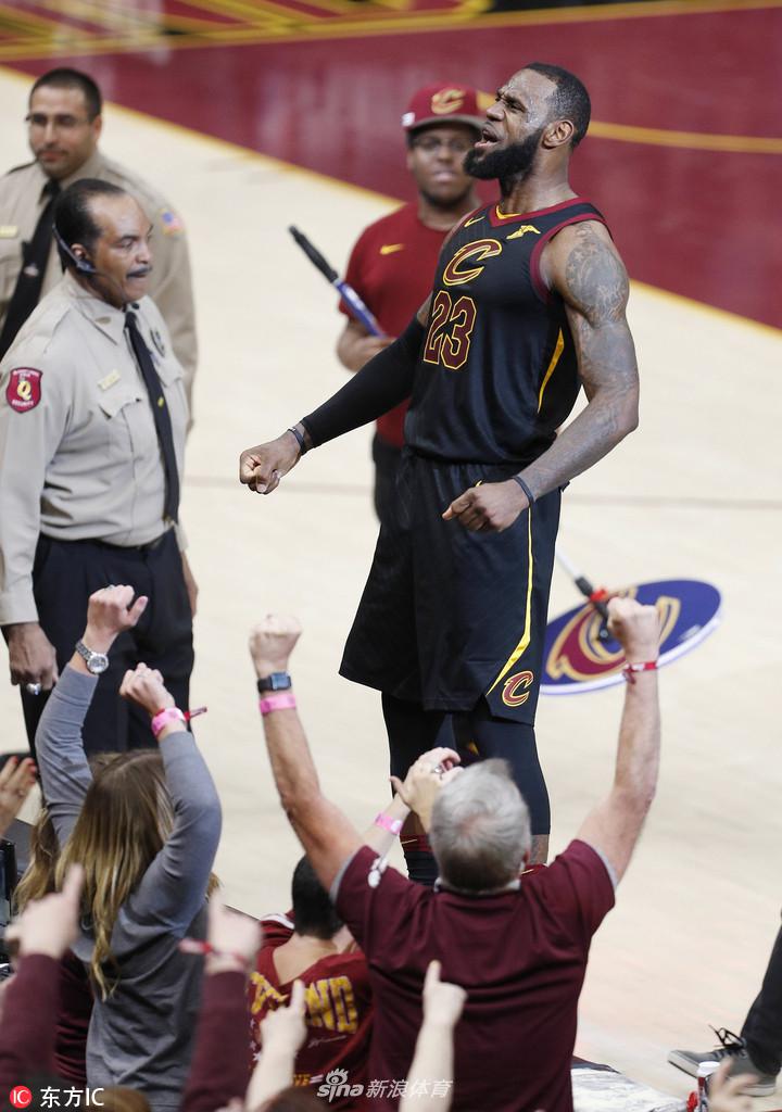 詹姆斯霸气庆祝绝杀