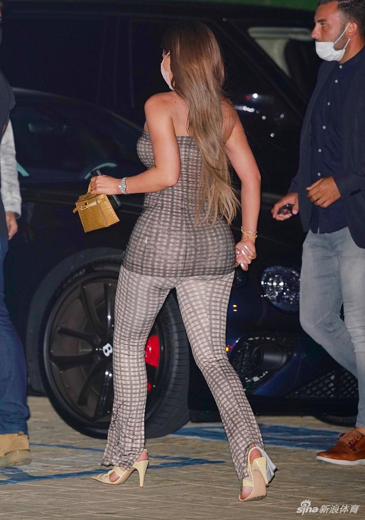 布克收工马不停蹄约会肯豆 詹娜臀线逆天长腿撩人