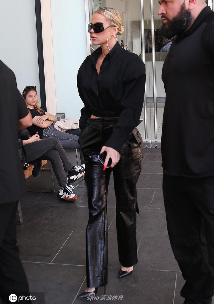 布克女友肯豆拎着酒瓶子与姐姐聚餐