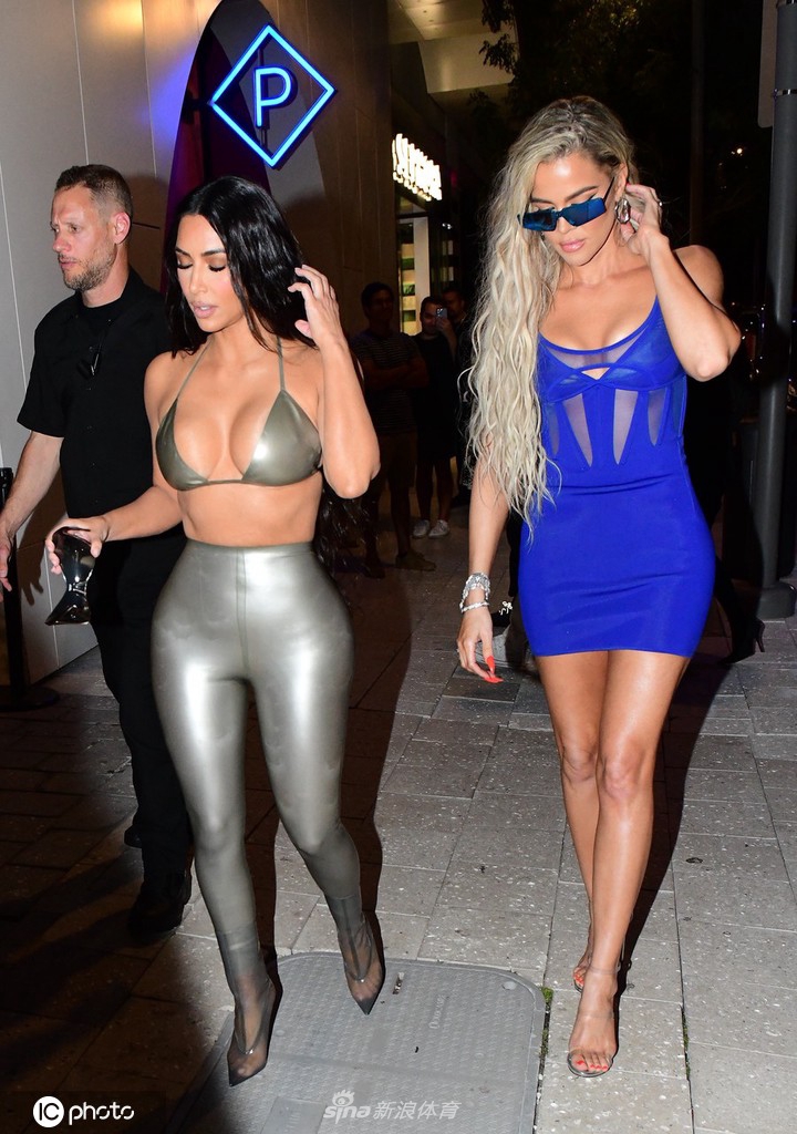 卡戴珊姐妹出席商业活动  姐妹二人穿着妩媚争相斗艳