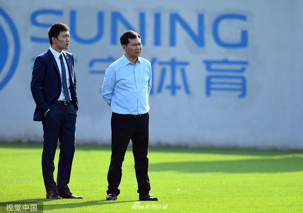 张近东父子观看国米训练