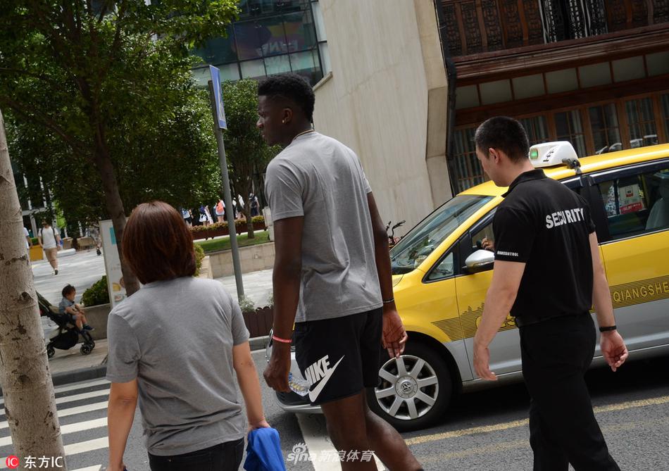 “饼皇”卡佩拉现身沪上街头