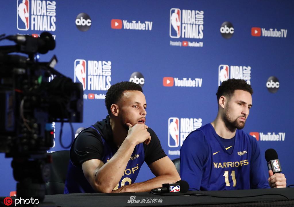 勇士新闻发布会 谈及杜兰特水花兄弟一脸难过