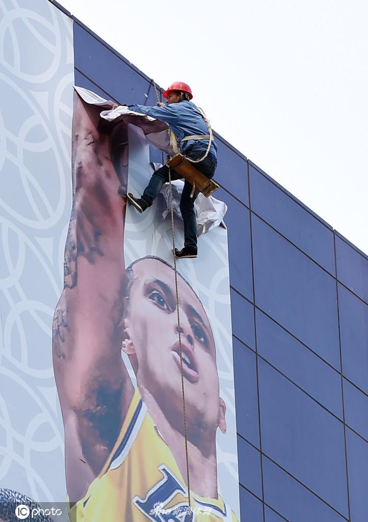 上海拆除NBA中国赛宣传海报 赛前训练取消场面冷清