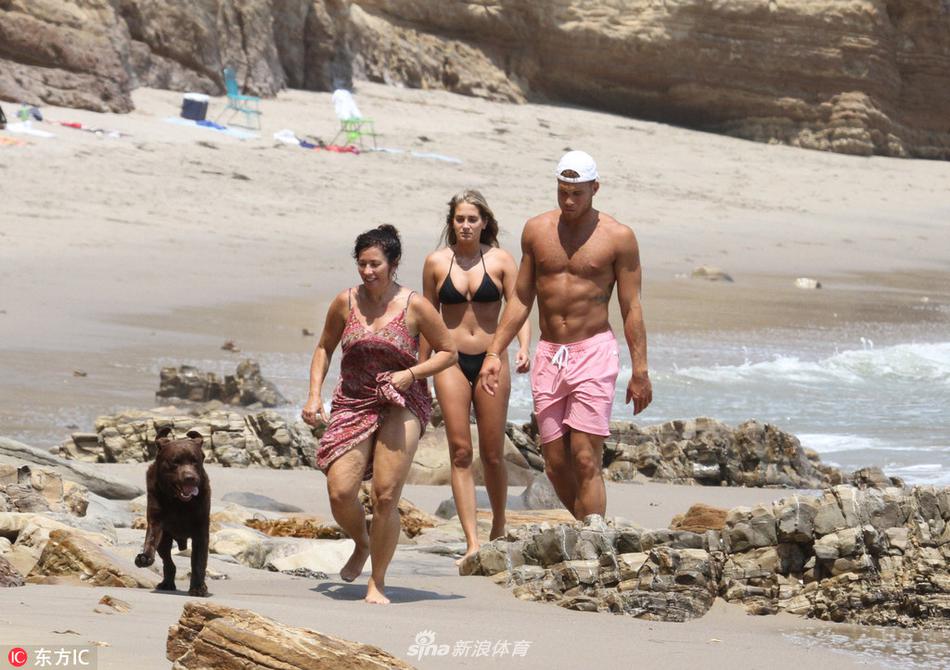 格里芬携女友海边度假