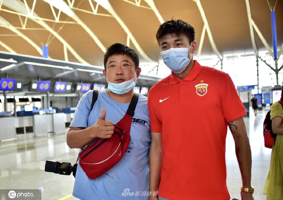 上海海港队出发前往大连备战中超联赛