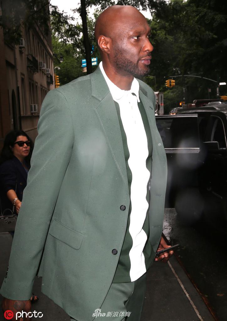 奥多姆穿绿西装前往录制节目