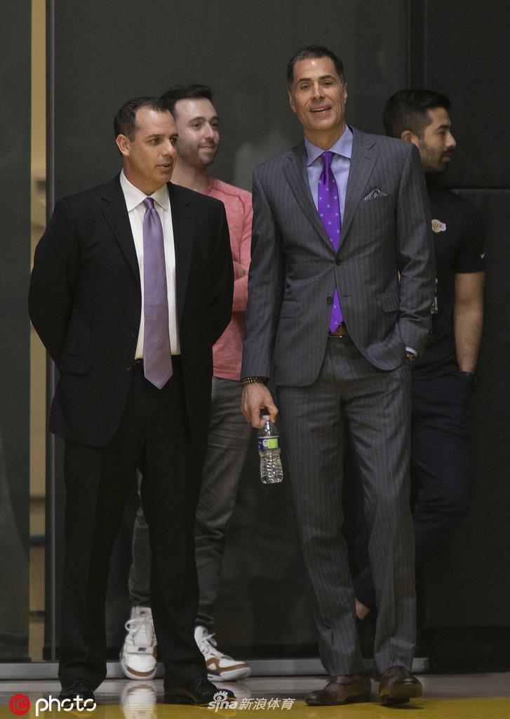 沃格尔出席发布会 正式上任湖人主帅