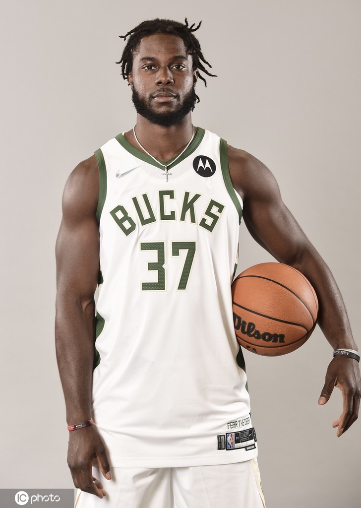 卫冕冠军雄鹿队媒体日拍摄写真