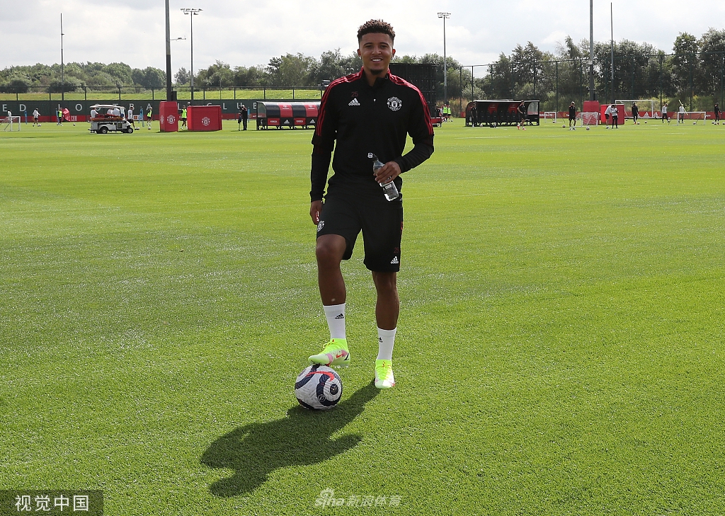 7300万新援亮相！桑乔首次亮相曼联训练基地