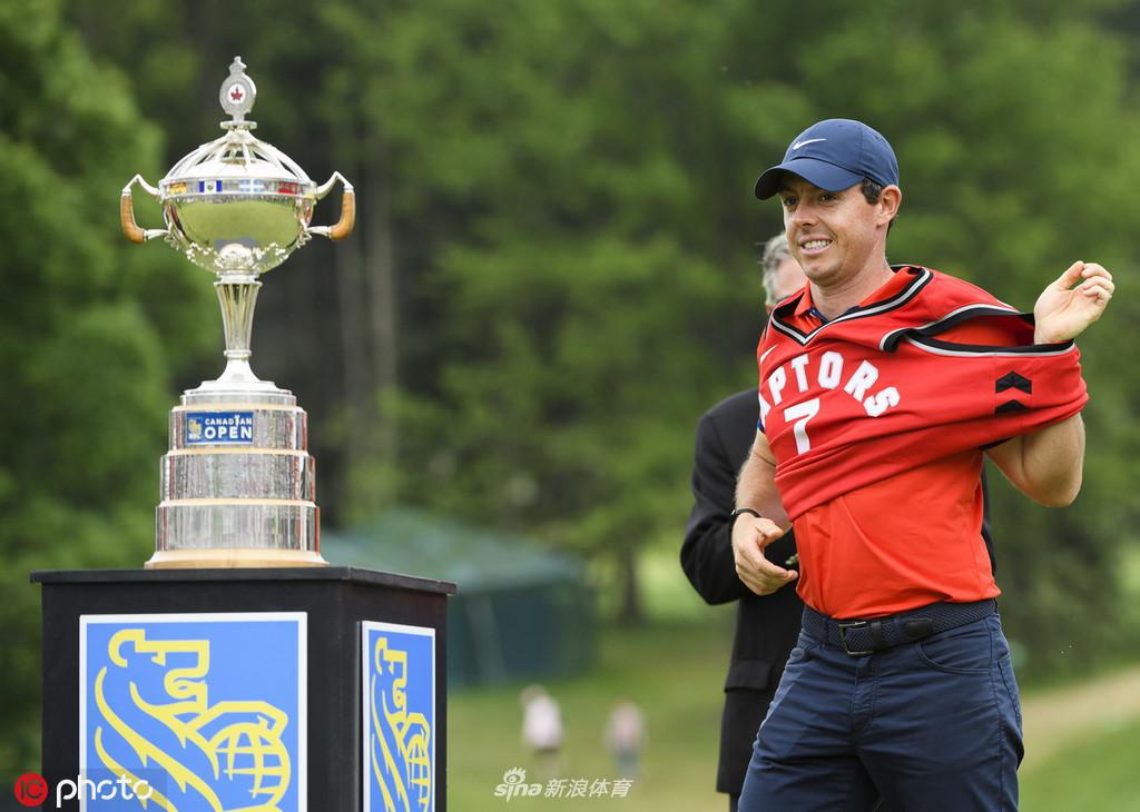 遥祝猛龙夺冠！高尔夫届的詹姆斯夺冠后穿洛瑞球衣