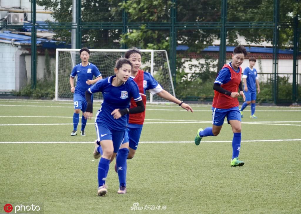 足球美少女熊熙引领申花女足训练 这颜值什么水平