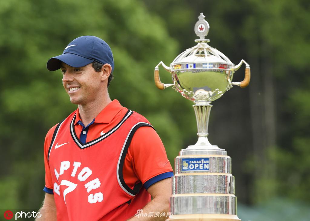 遥祝猛龙夺冠！高尔夫届的詹姆斯夺冠后穿洛瑞球衣
