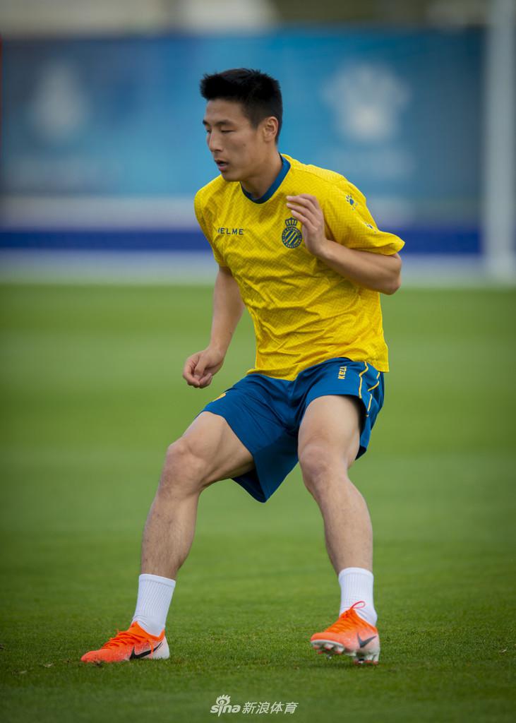西班牙人训练备战联赛 武磊狂练射门