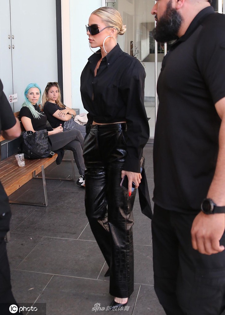 布克女友肯豆拎着酒瓶子与姐姐聚餐