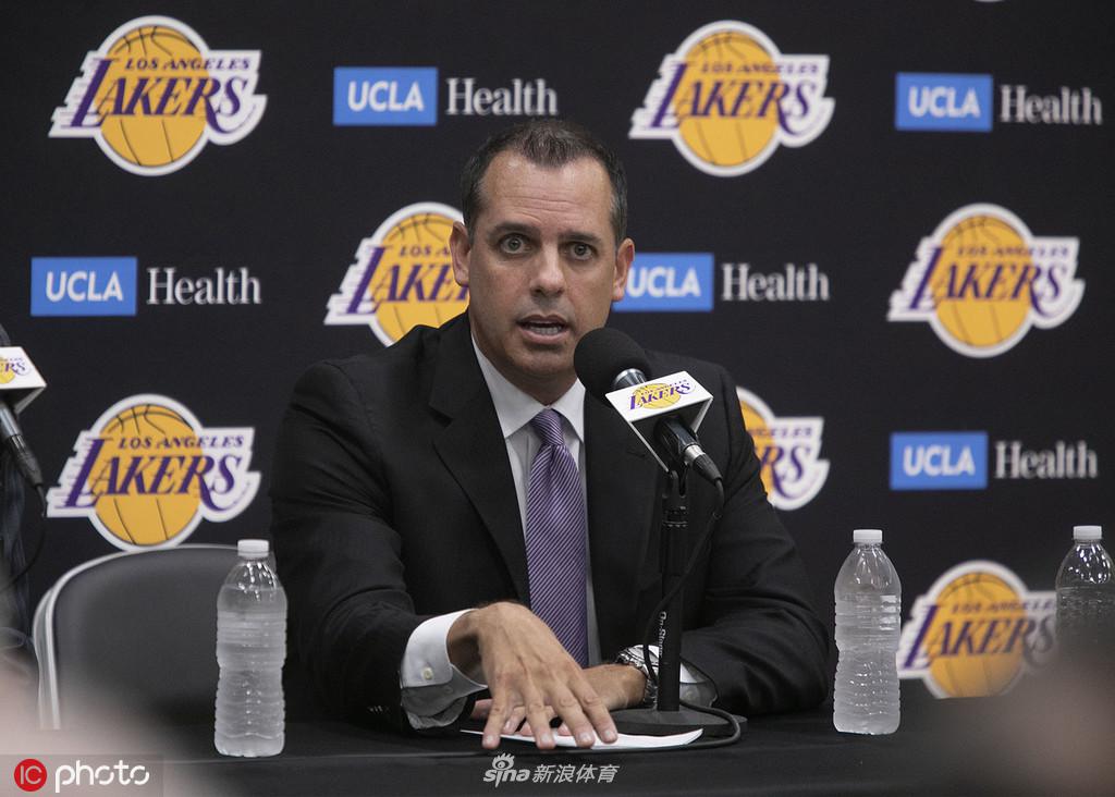 沃格尔出席发布会 正式上任湖人主帅
