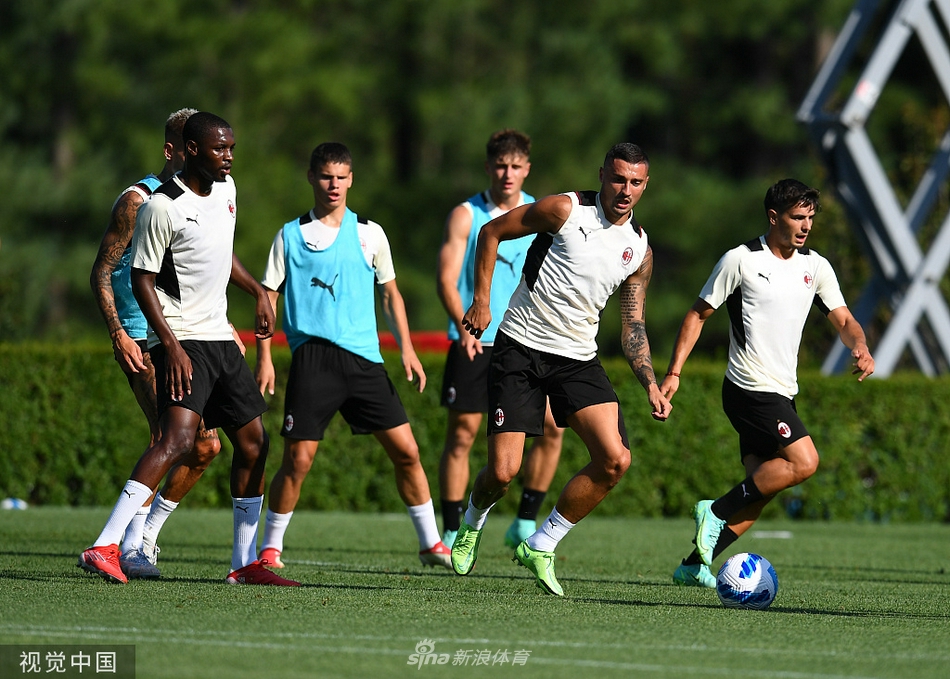 AC米兰训练备战新赛季 特奥、迪亚兹哥俩好