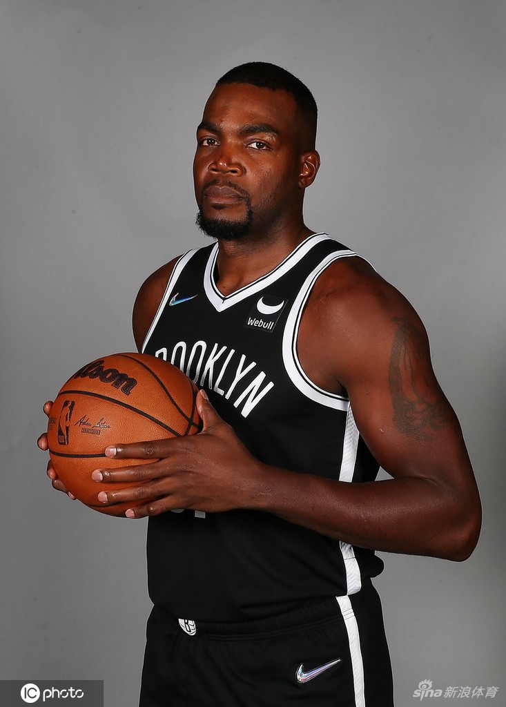 [NBA]篮网媒体日拍摄官方写真 欧文缺席