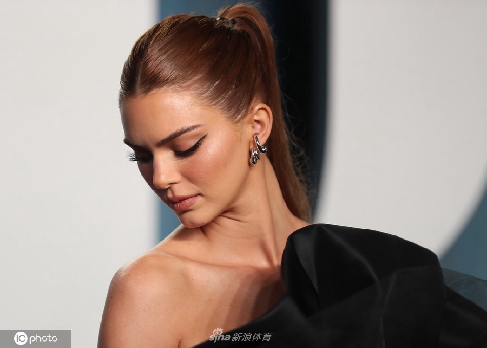 布克女友肯豆惊艳亮相奥斯卡派对