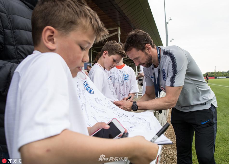 烈日下三狮军团忙备战训练场上做游戏倍儿开心