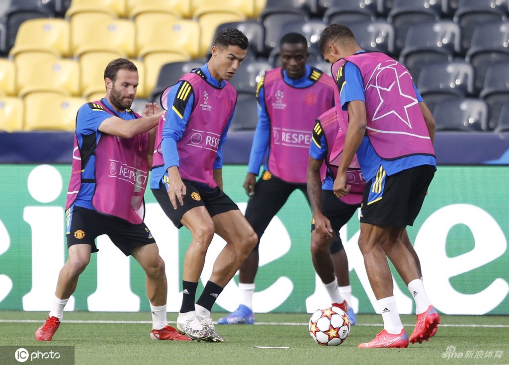 曼联备战训练欧冠小组赛 C罗桑乔吸引眼球