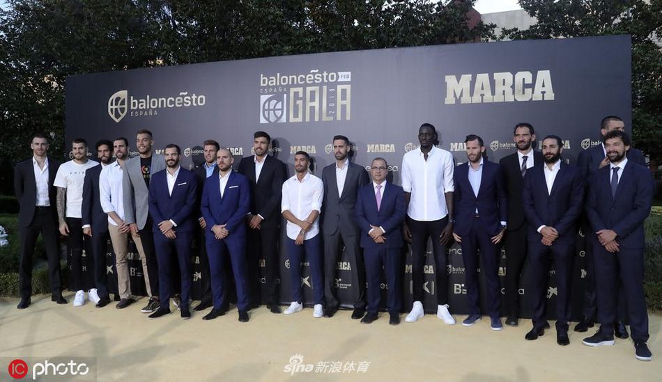 西班牙男篮颁奖加索尔最佳球员