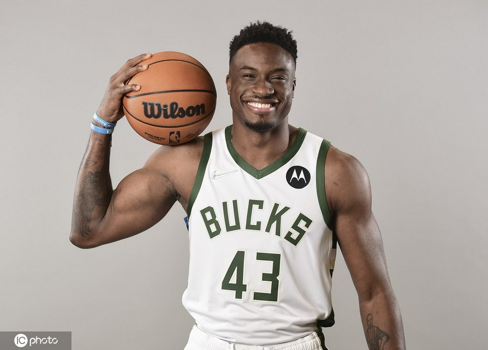 卫冕冠军雄鹿队媒体日拍摄写真