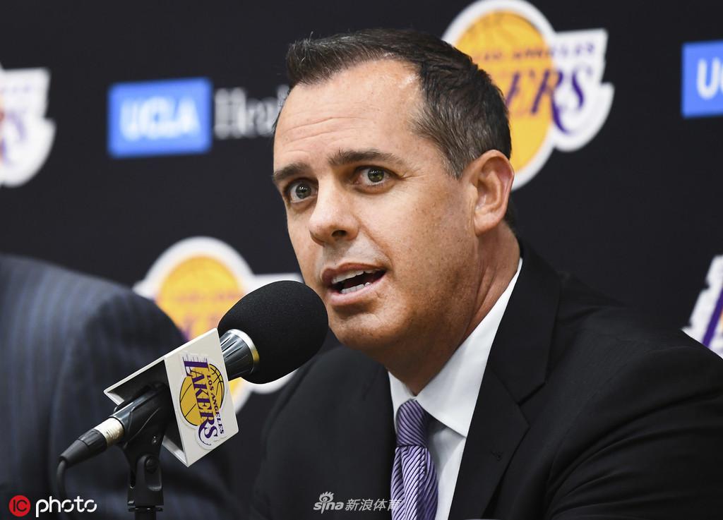 沃格尔出席发布会 正式上任湖人主帅